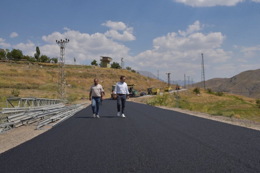 “Hakkari’de köy yollarının ulaşım konforunu arttıracağız”