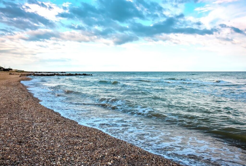 1 yasindaki bebegini denize atti