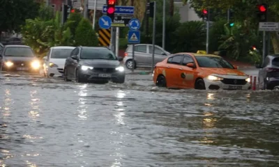 Adana’yı ‘süper hücre’ vurdu! Caddeler göle döndü