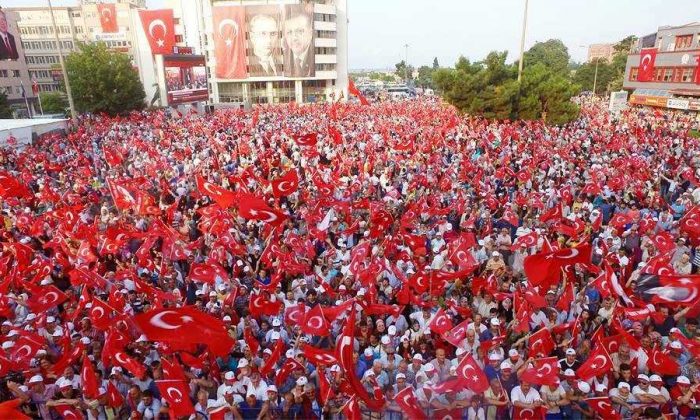 Samsun’da Toplanan Binlerce Vatandaş ”demokrasi nöbeti”ni Sürdürüyor