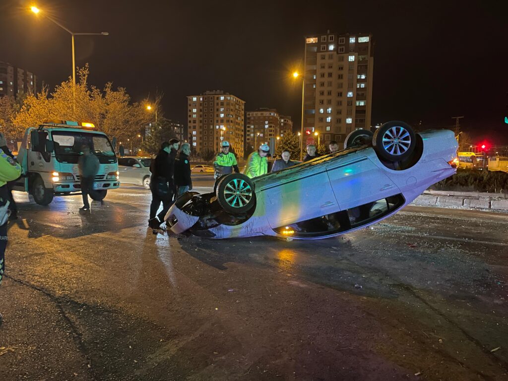 15 yaşındaki çocuğun kullandığı araç zincirleme kaza ile takla attı