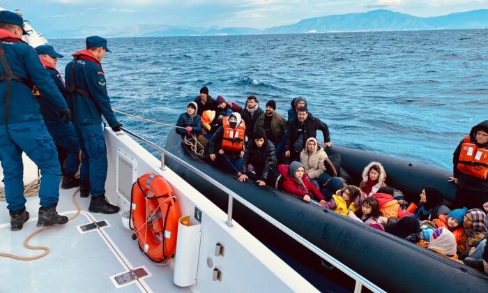 Yunanistan tarafından Türk Karasularına geri itilen göçmenler kurtarıldı!