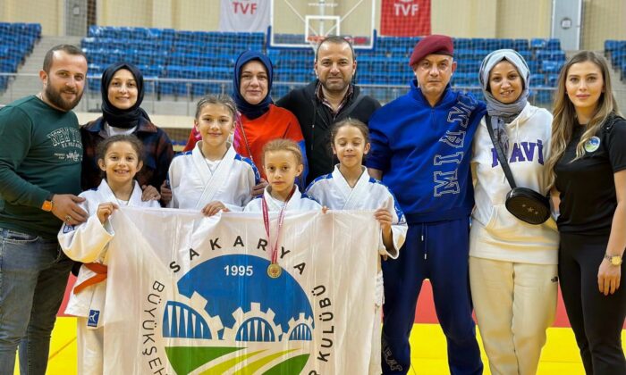 Sakarya Büyükşehir Belediyesi sporcusu minderden şampiyon olarak ayrıldı