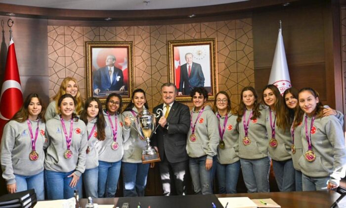 Bakan Bak, İzmir Büyükşehir Belediyespor kadın sutopu takımını tebrik etti