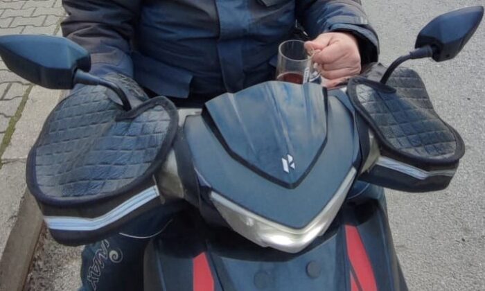 Çay içerek motosiklet süren sürücüye ceza