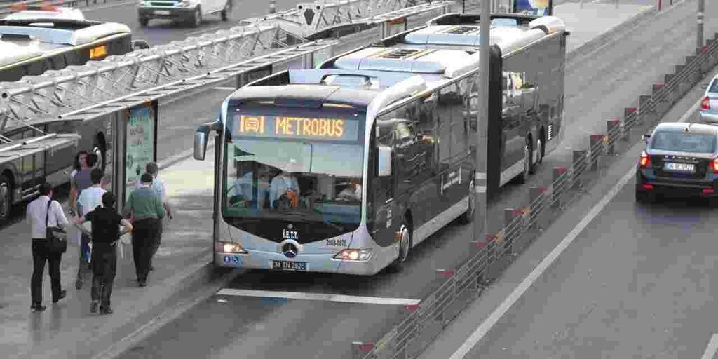 1725669772 Istanbulda metrobus arizasi