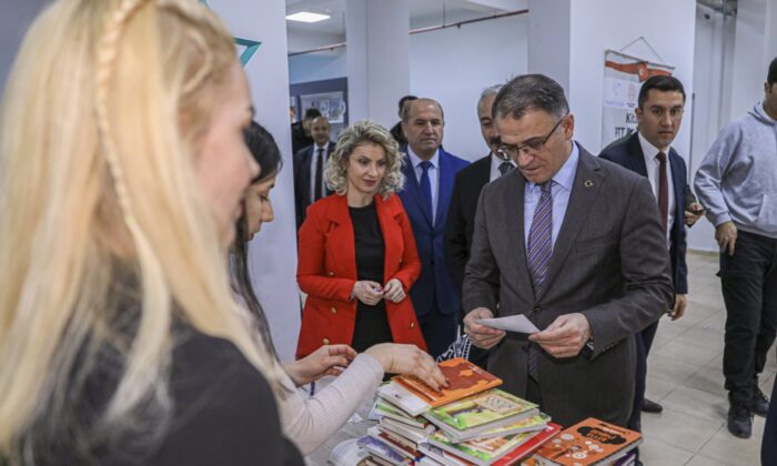 Van Valisi Ozan Balcı takdir alan 30 bin öğrenciye kitap gönderdi