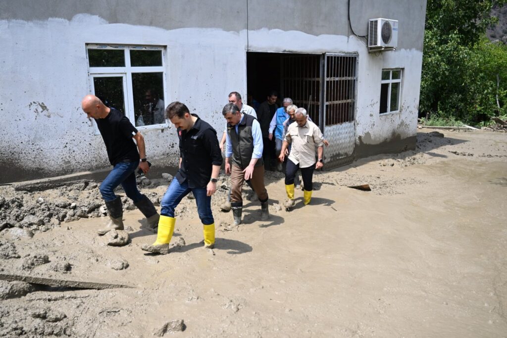 Erzurum’da sel bir mahalleyi yıktı geçti