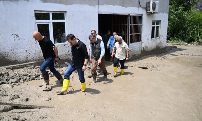 Erzurum’da sel bir mahalleyi yıktı geçti