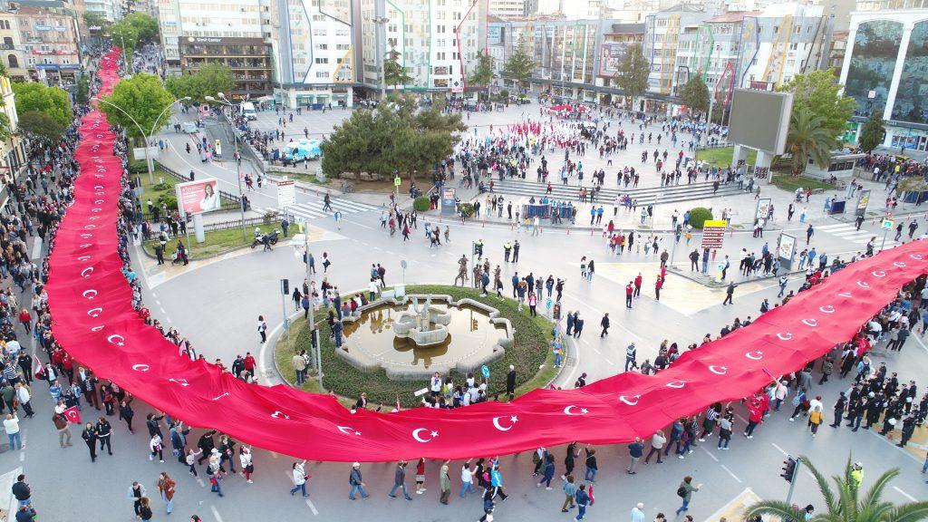 1919 metre Türk bayrağı ile şehir turu