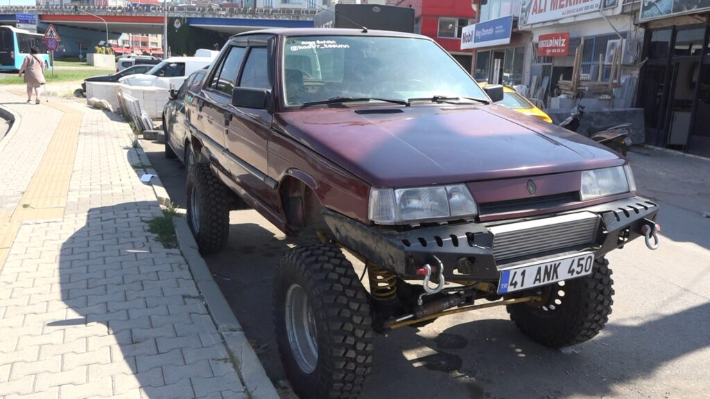 Samsun’da 1995 model Broadway marka aracı off-road aracına çevirdi