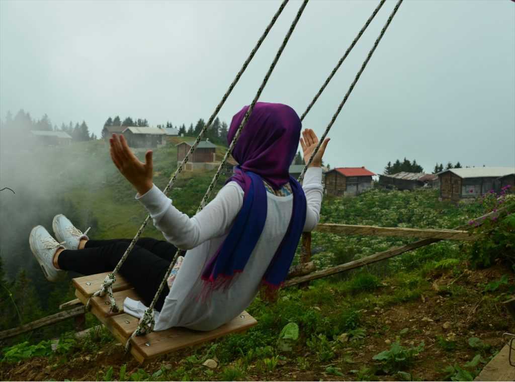 Rize’nin Çamlıhemşin Pokut ve Sal Yaylaları, Yöresel Evleri ve Eşsiz Doğasıyla Ziyaretçilerin İlgisini Çekiyor