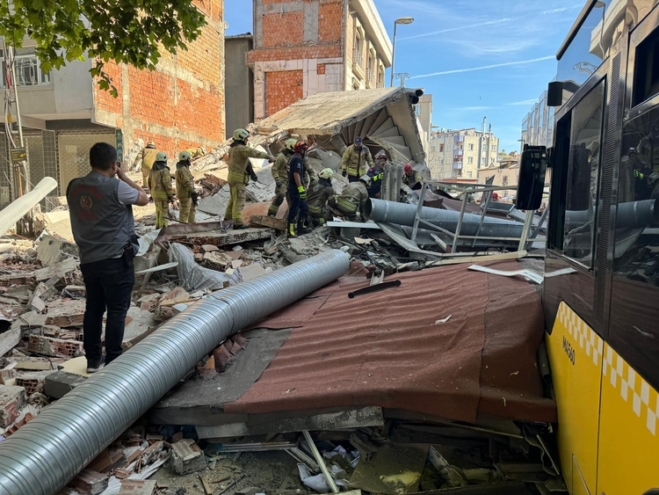 İstanbul’da bina çöktü; 1 ölü, 8 yaralı