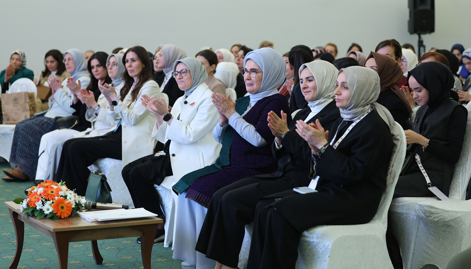 Emine Erdoğan, AK Parti’nin kadın MYK, MKYK üyeleri ve milletvekilleriyle bir araya geldi