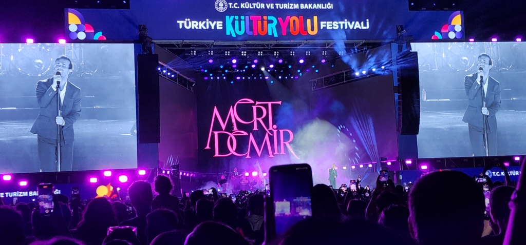 Bursalılar Türkiye Kültür Yolu Festivali’nde Mert Demir konseriyle eğlendi