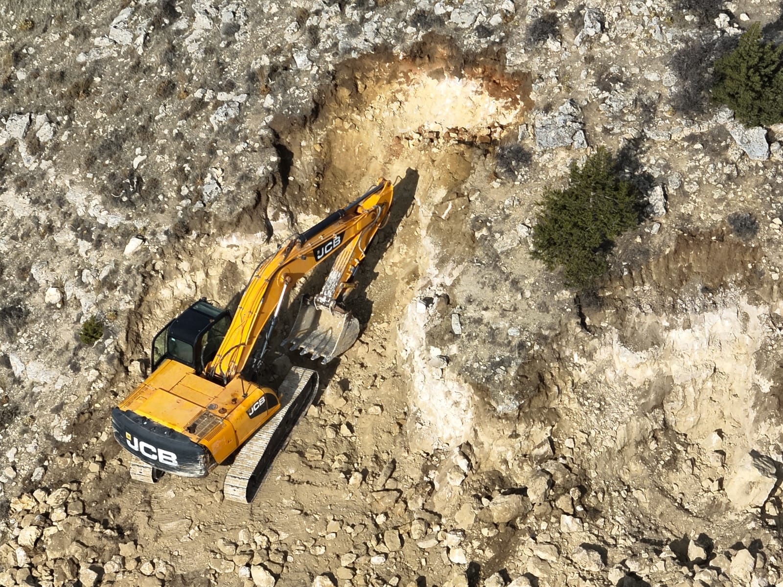 2 iş makinesiyle define arayanlara operasyon: 14 gözaltı