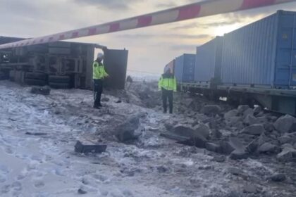 KARSTA YUK TRENI KAMYONA CARPTI 1 OLU 1077890 319874