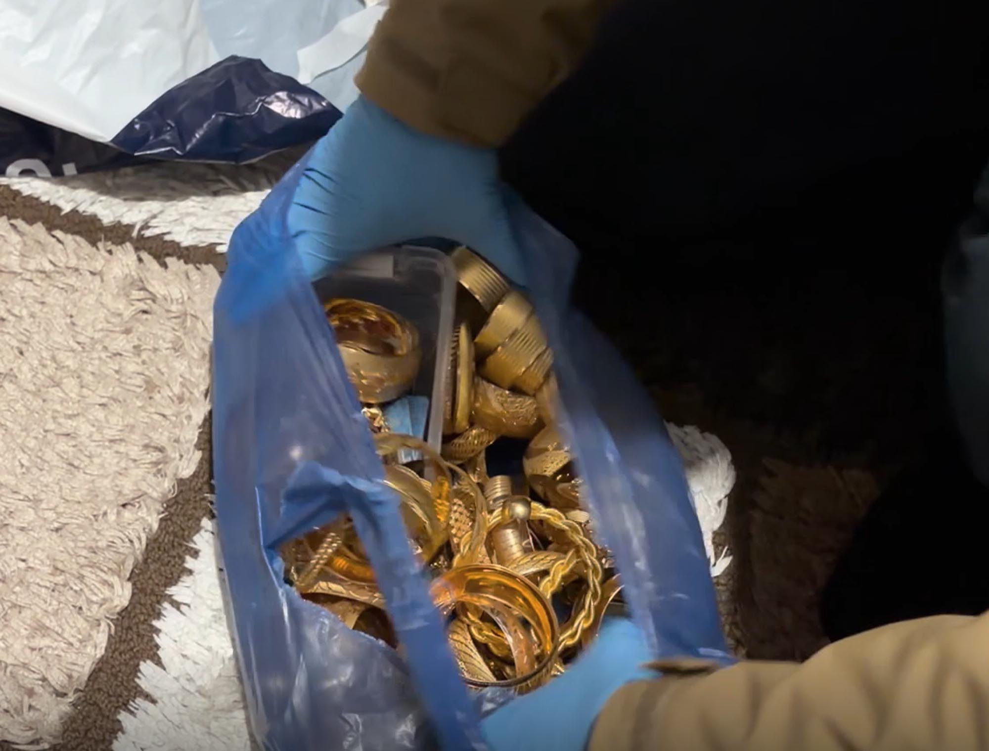 Kuyumcuyu soyup, lüks araç almışlar; 3 gözaltı