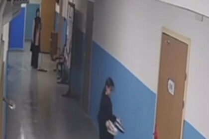 SILINEN KORIDORU KIRLETMEMEK ICIN AYAKKA 1077792 319838