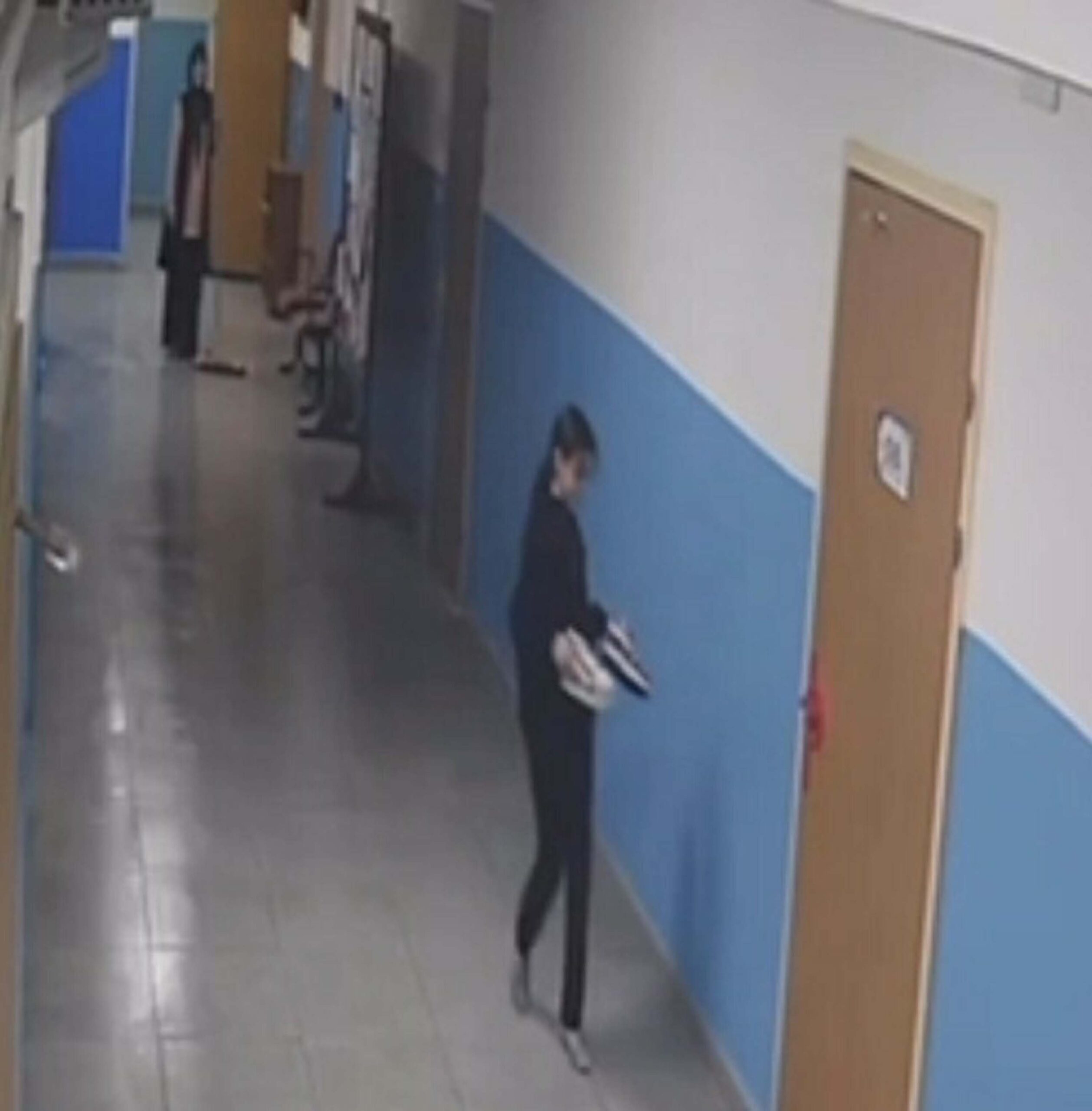 Silinen koridoru kirletmemek için ayakkabılarını çıkarıp