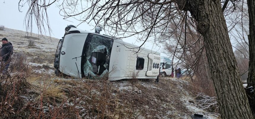 SIVASTA OGRENCI SERVISI DEVRILDI 15 YA 1077389 319680