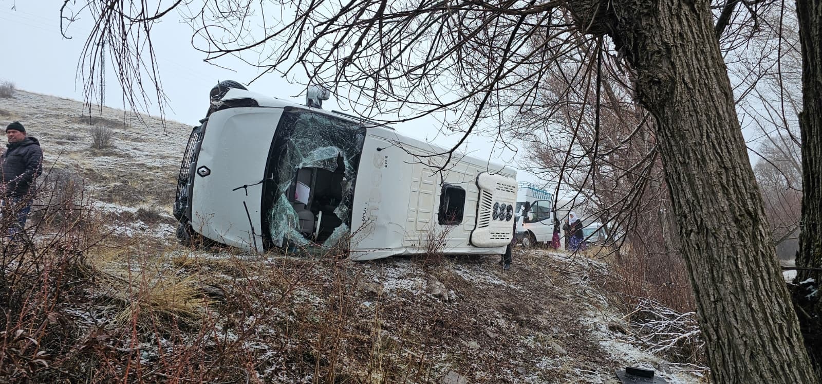 Sivas'ta öğrenci servisi devrildi: 15 yaralı