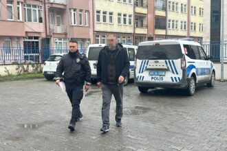 UCRETSIZ DAGITILAN CIKOLATALARI YIYEN 20 1079876 320500