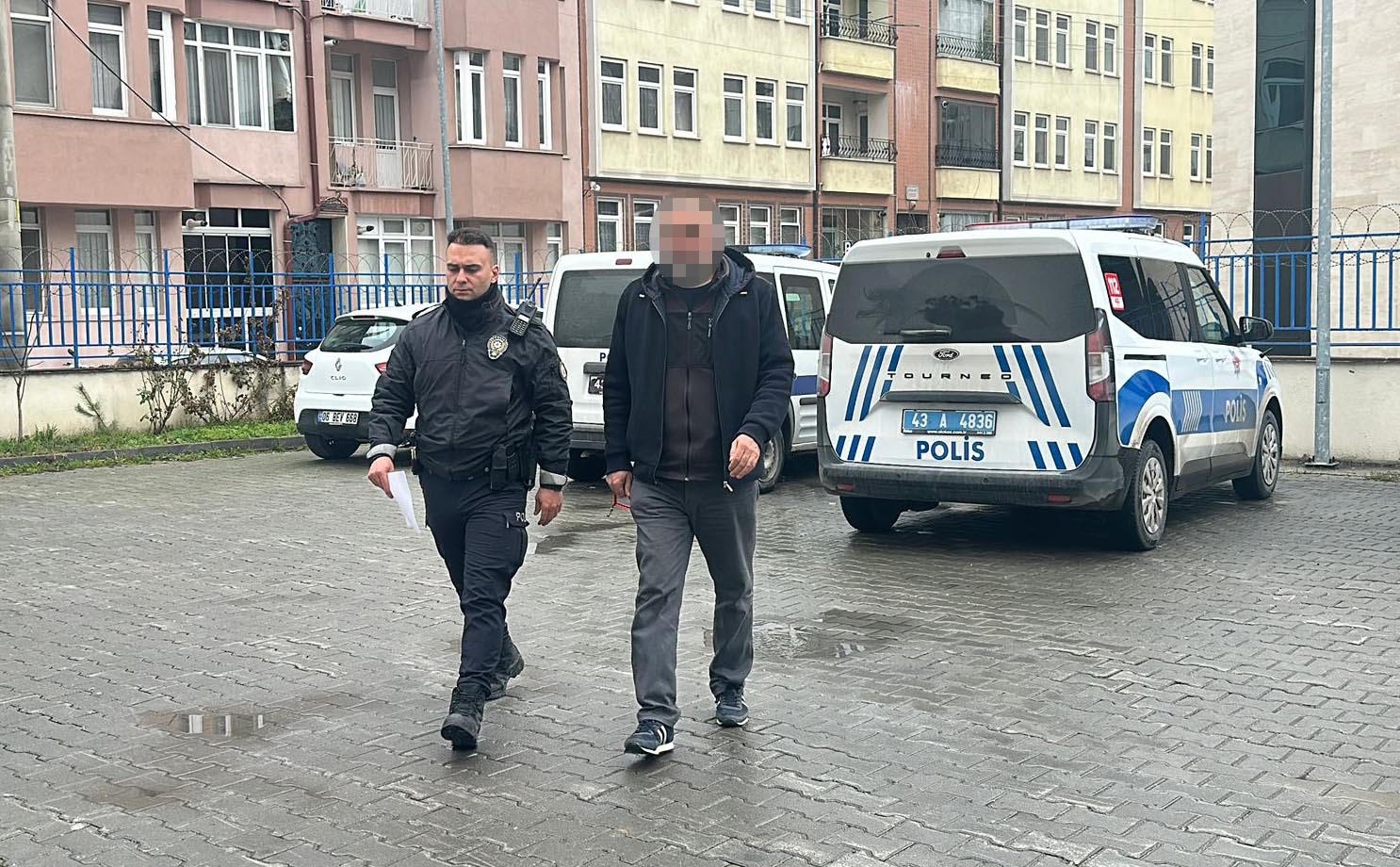 Ücretsiz dağıtılan çikolataları yiyen 20 öğrenci hastane