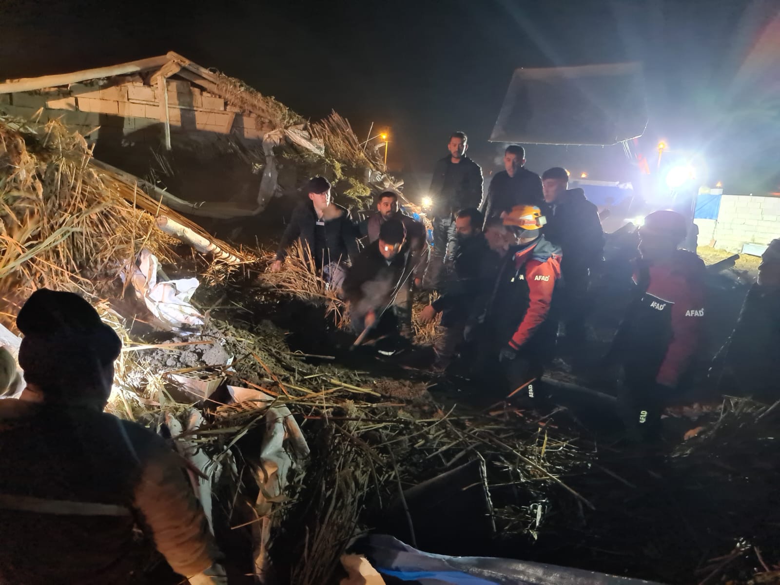 Ahır çöktü: 12 küçükbaş hayvan öldü