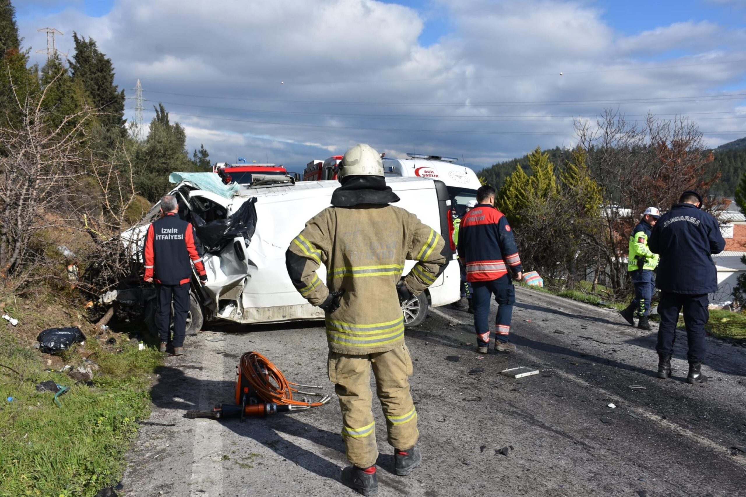 Belediye otobüsü ile minibüs çarpıştı: 1 ölü, 1'i ağı