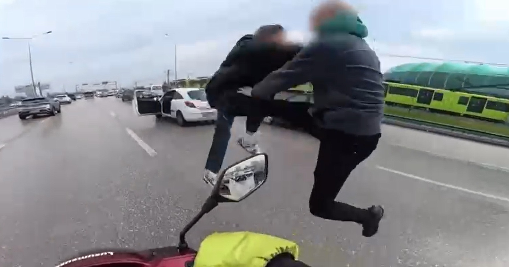 Bursa'da sürücülerin tekmeli-yumruklu kavgası kask kamerası