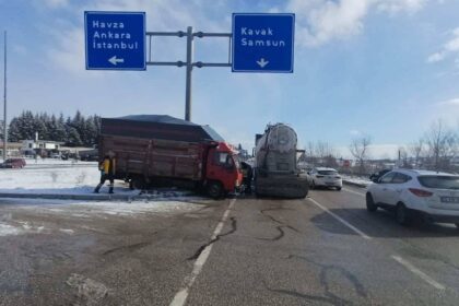 CEKICI KAMYONA YANDAN CARPTI 2 AGIR YA 1120965 332685