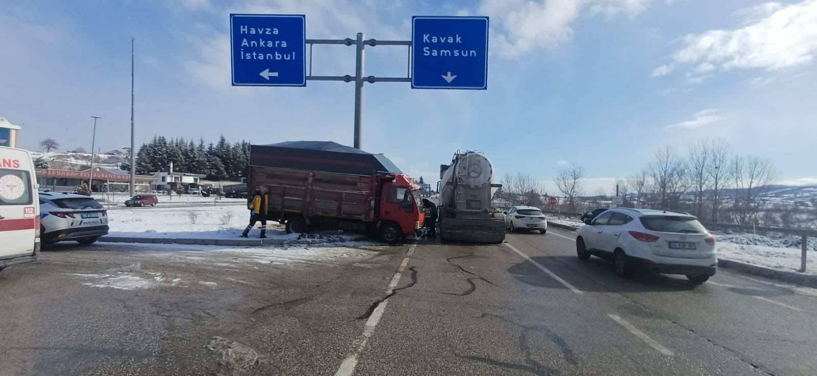 Çekici, kamyona yandan çarptı; 2 ağır yaralı