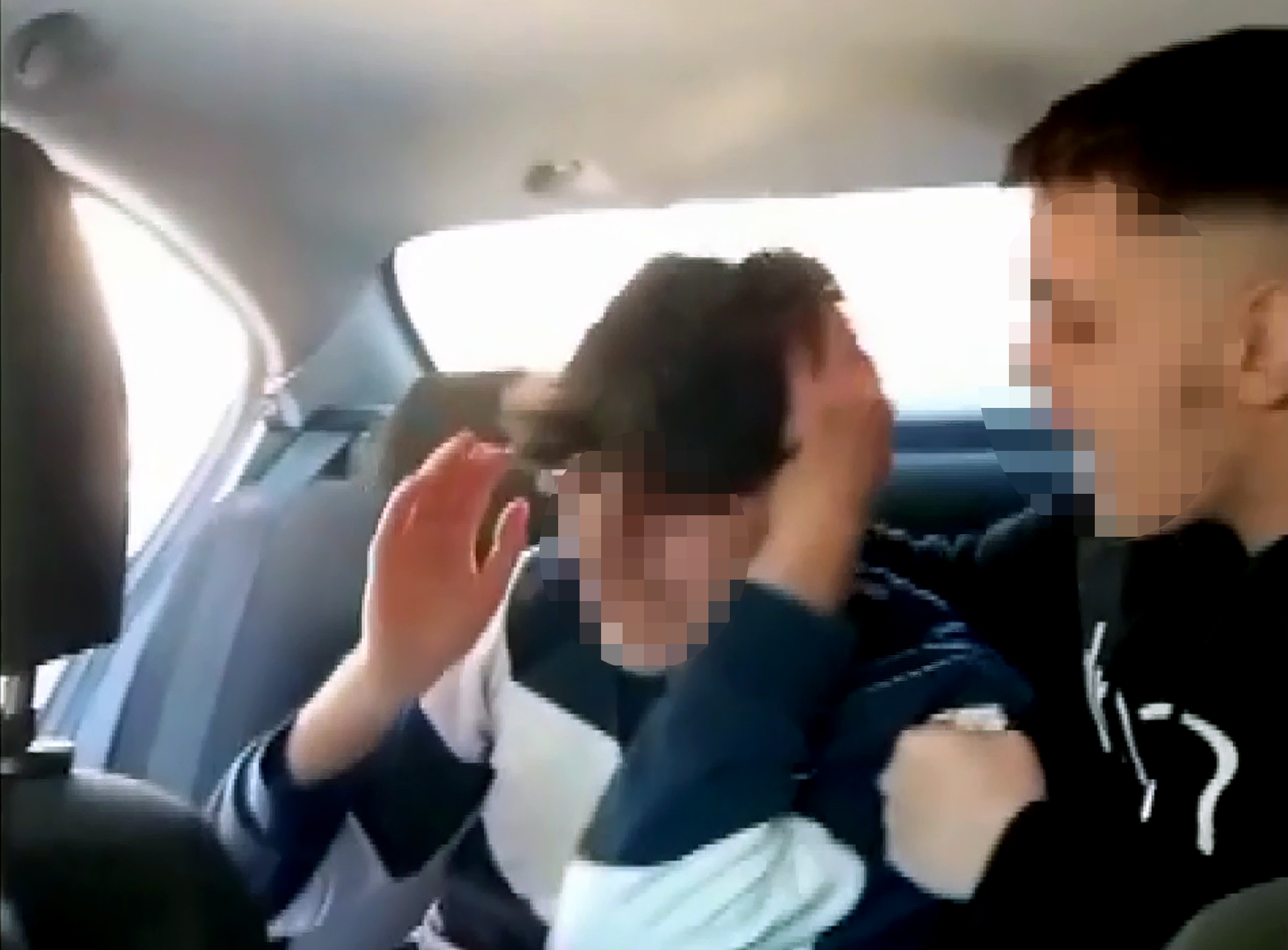 Çevrim içi oyunda küfürleştikleri liseliyi takside alıkoyu