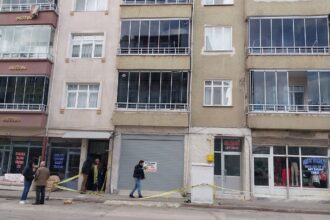 DARBEDILEN KISI APARTMAN GIRISINDE OLU 1100968 326858