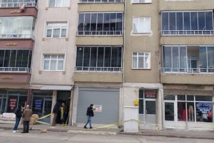 DARBEDILEN KISI APARTMAN GIRISINDE OLU 1100968 326858