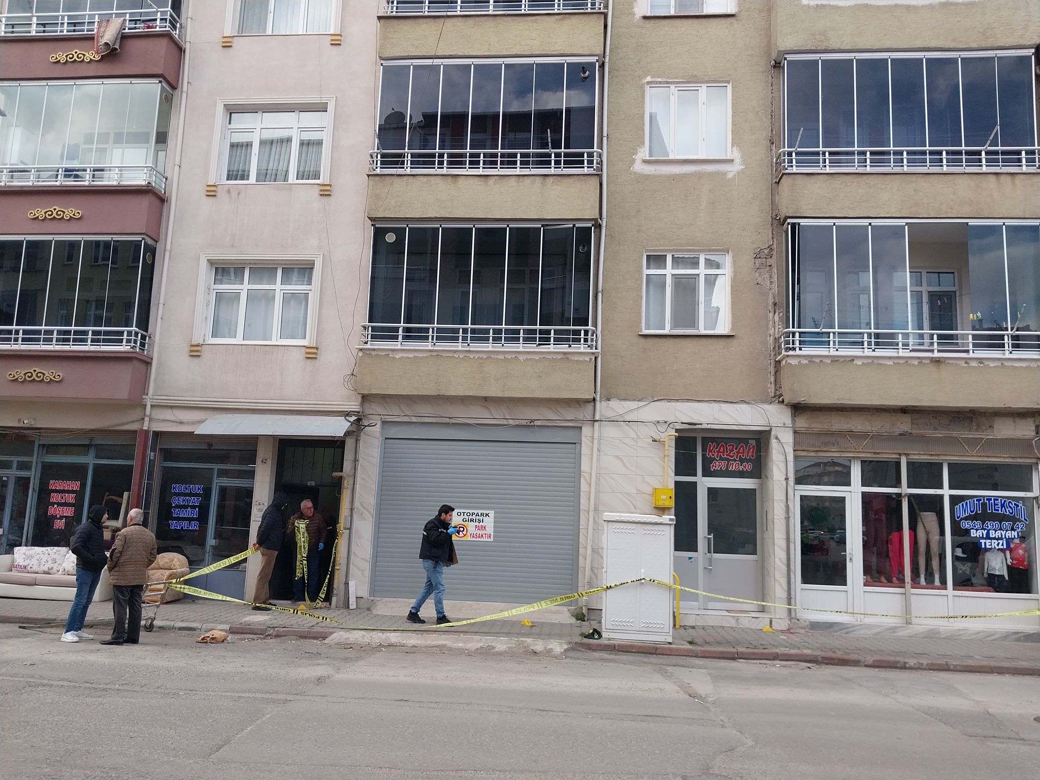 Darbedilen kişi, apartman girişinde ölü bulundu