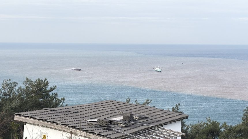 ERIYEN KAR SULARI NEDENIYLE DENIZIN RENG 1099095 326247