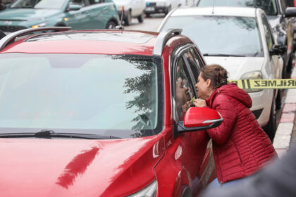 ESININ OLU BULUNDUGU ARACIN CAMINA VURUP 1138246 337934