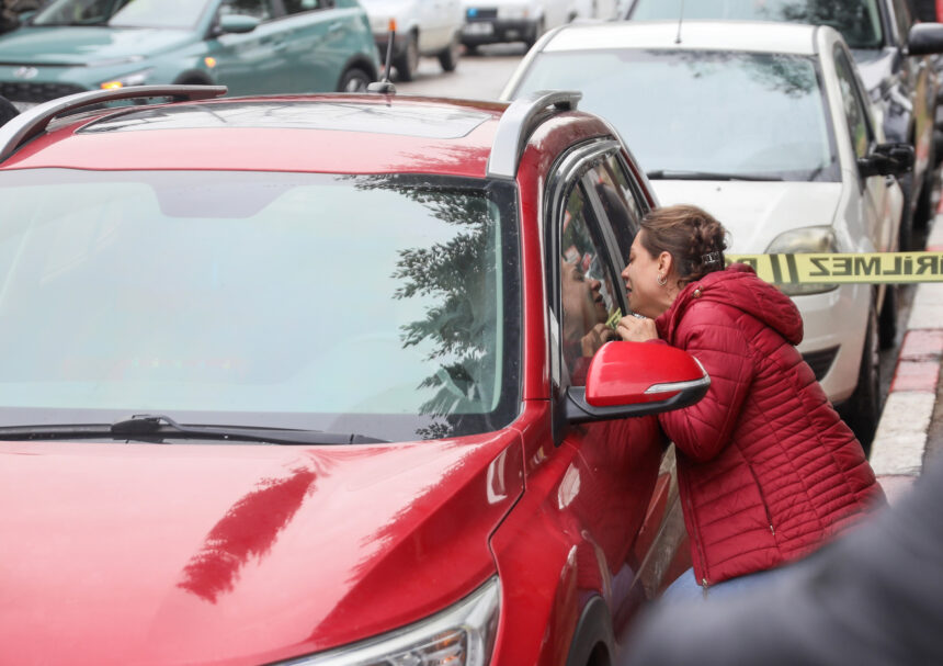 ESININ OLU BULUNDUGU ARACIN CAMINA VURUP 1138246 337934