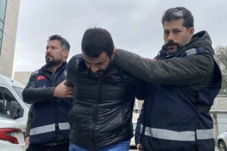 ESKI ESINI RAHATSIZ ETTIGINI ONE SURDUGU 1116702 331555