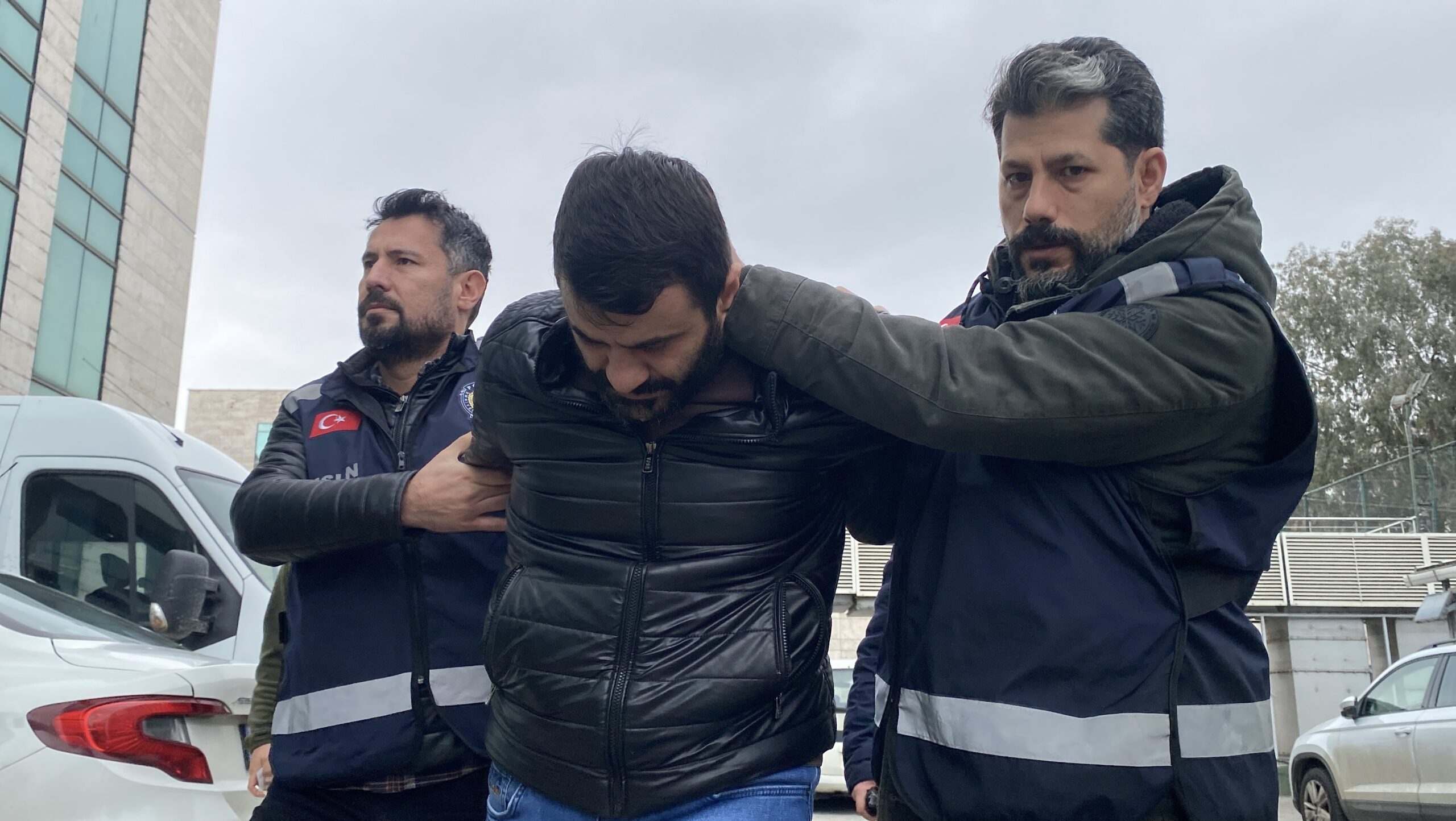 Eski eşini rahatsız ettiğini öne sürdüğü kişiyi bıçak