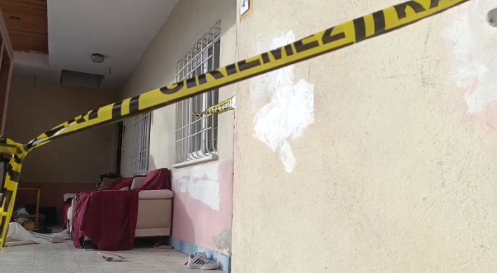 ESKI NISANLISI ILE 2 KIZINI BICAKLA YARA 1118892 332075