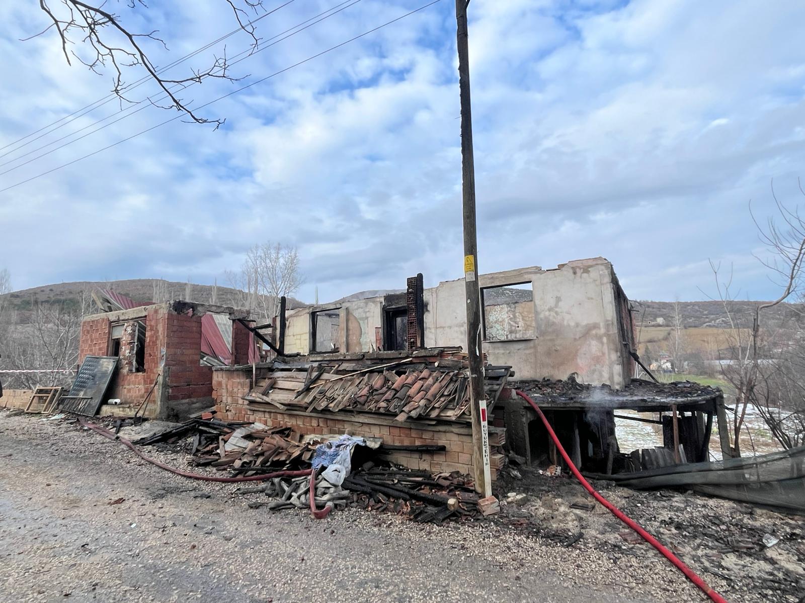 Evde çıkan yangında kayınvalide ile gelini öldü