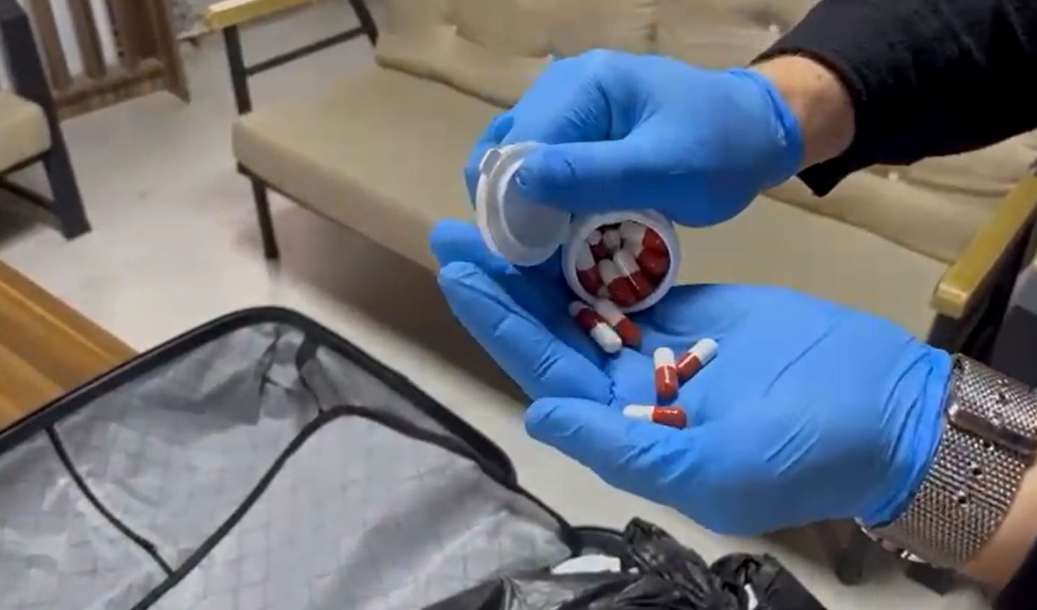 Evlerinde 18 bin 900 sentetik hap ele geçirilen 2 şüpheliye g