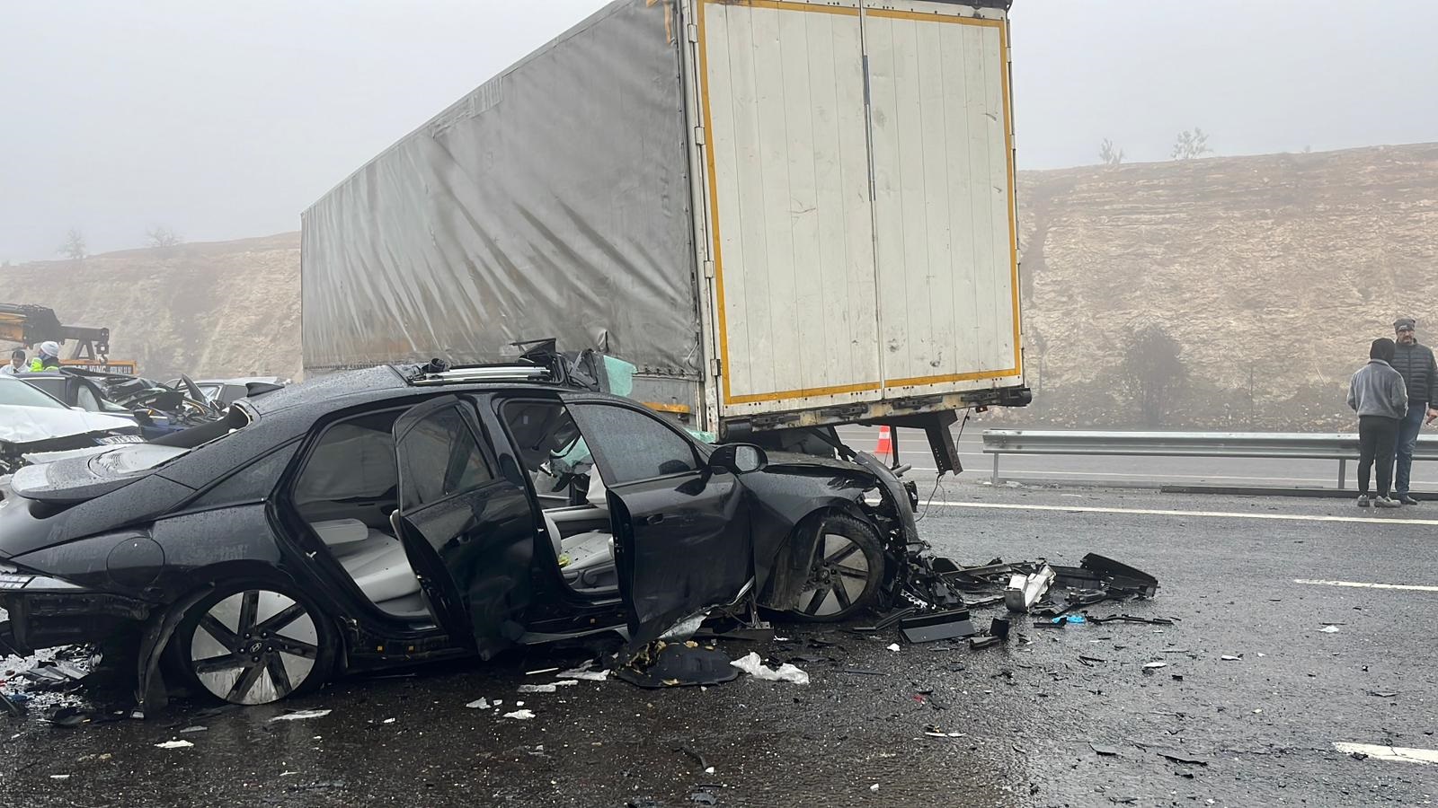 Gaziantep'te 10 araçlı zincirleme kaza: 2 ölü,10 yaralı