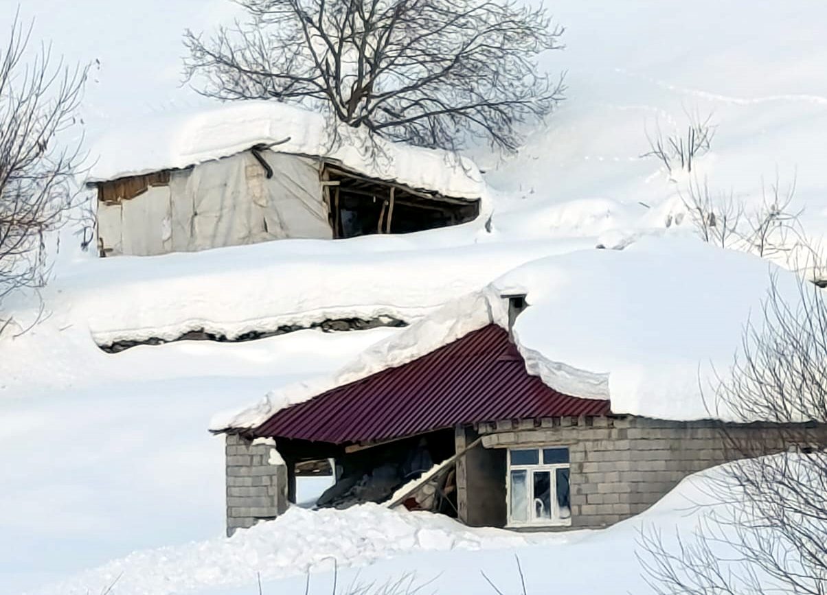 Hakkari’de çığ düştü: 8 boş ev ve 2 ahır zarar gördü