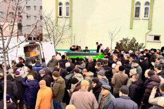 HASARLI KAZA SONRASI YOL KENARINDA BEKLE 1122329 333072