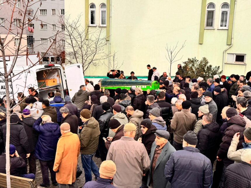 HASARLI KAZA SONRASI YOL KENARINDA BEKLE 1122329 333072