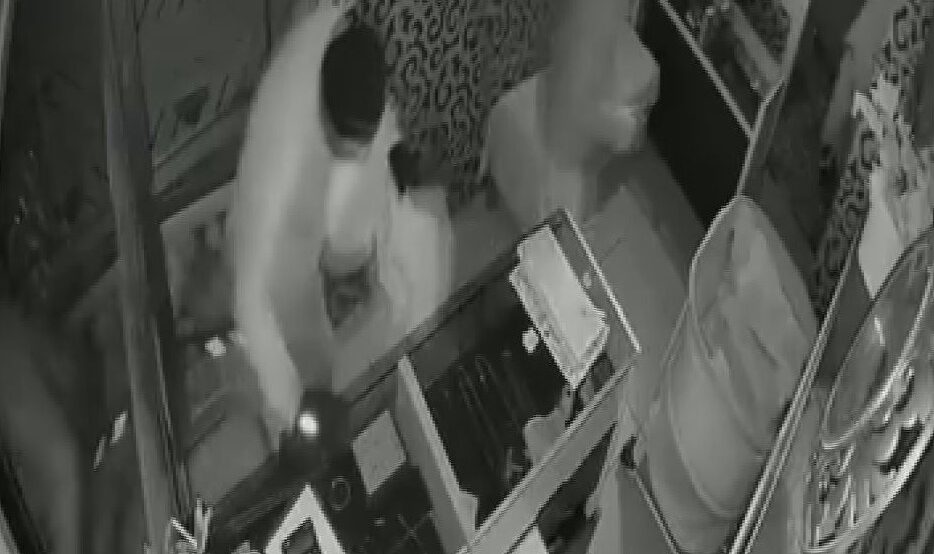 İstanbul - Kağıthane’de kuyumcu soygunu kamerada; 40 saniye